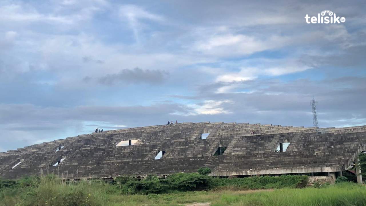 Stadion Lakidende Kendari Terbengkalai, Dimanfaatkan Anak Muda Jadi Spot Foto Berburu Sunset