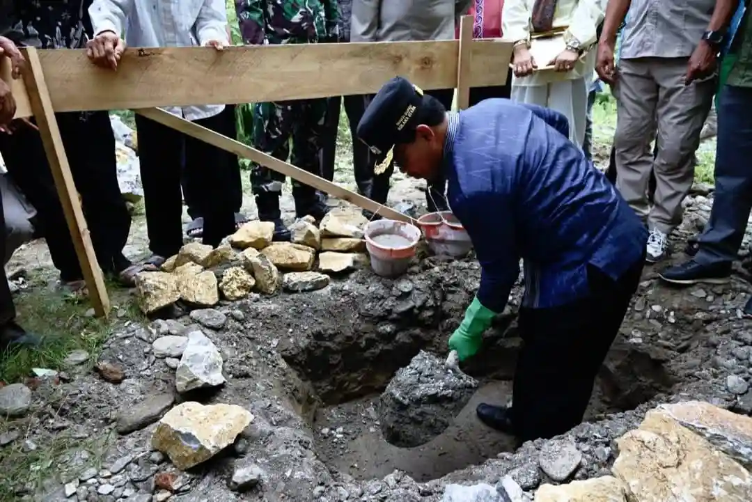 Wabup Kolaka Utara Bantu 350 Sak Semen untuk Bangun Masjid dan Pompes