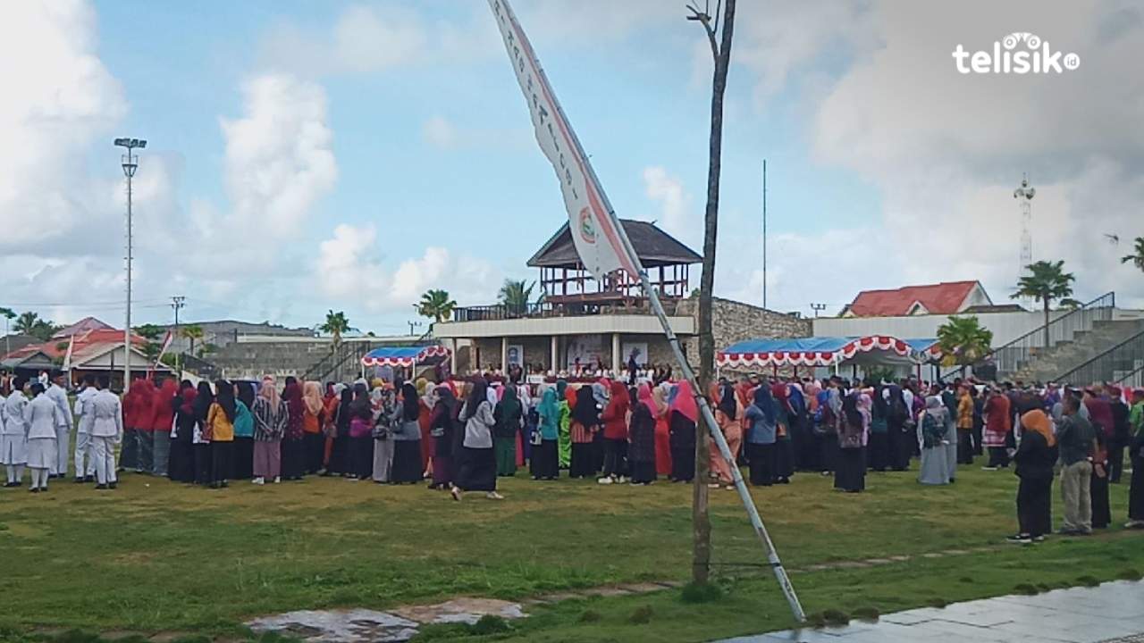 Wakatobi Tunjukkan Identitas Budaya Lewat Busana Tenun Tradisional di Hardiknas 2025