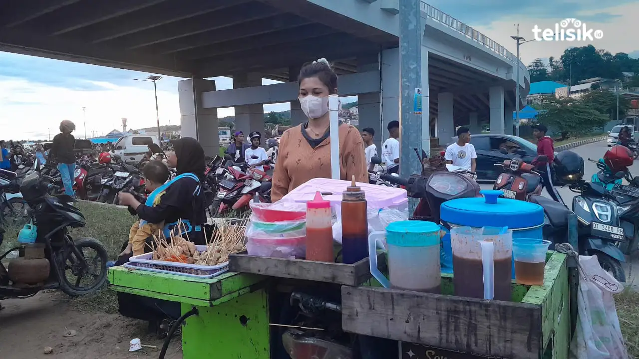 Di Balik Larangan Nongkrong di Jembatan Teluk Kendari, Pedagang Siomay Kehilangan Nafkah