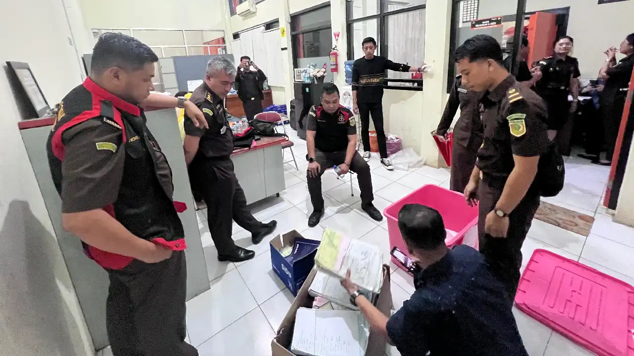 Kantor Pos Cabang Kendari Digeledah Kejari, Sejumlah Dokumen Disita