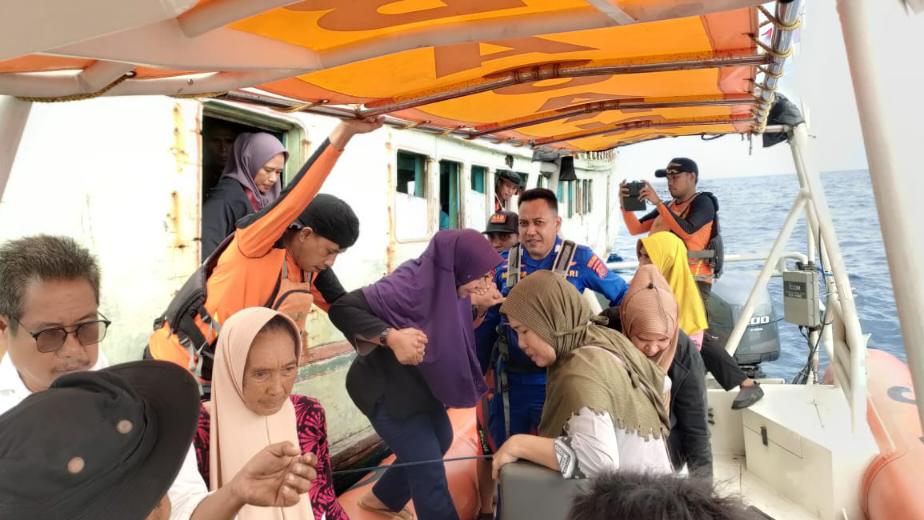 KM Nur Rizki Mati Mesin di Laut Komponaone-Kaledupa Wakatobi, Belasan Penumpang Terombang-Ambing