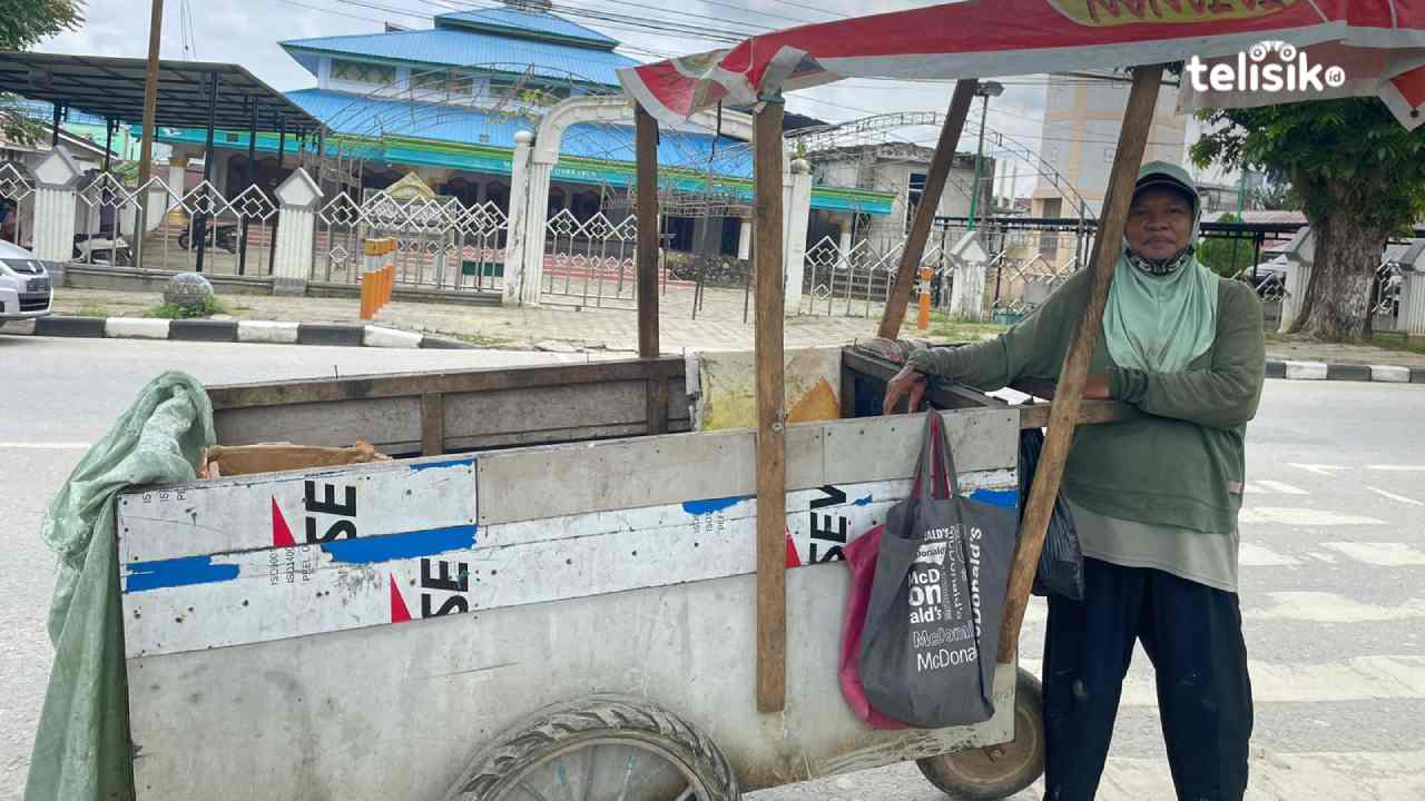 Korek Barang Bekas ke Tumpukan Sampah, Ibu Rumah Tangga di Kendari Cuan Jutaan Tiap Bulan