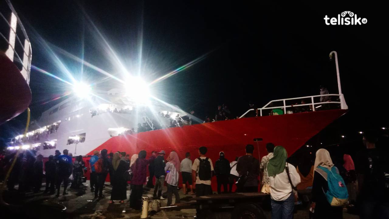 Penumpang Kapal Malam Kendari-Raha Melonjak, Puluhan Pemudik Idul Adha Batal Berangkat