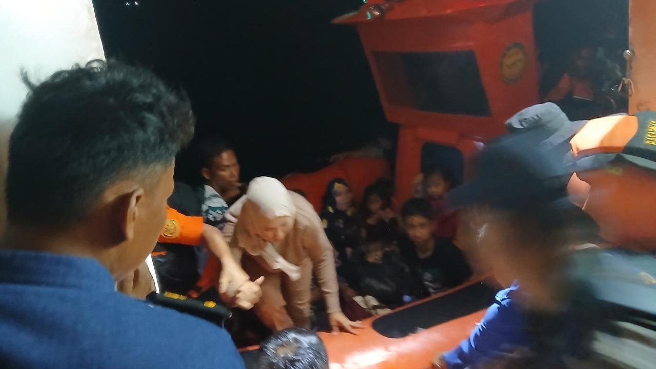 Puluhan Penumpang Kapal Wawonii-Kendari Terombang Ambing di Tengah Lautan Pulau Bokori Dievakuasi Basarnas