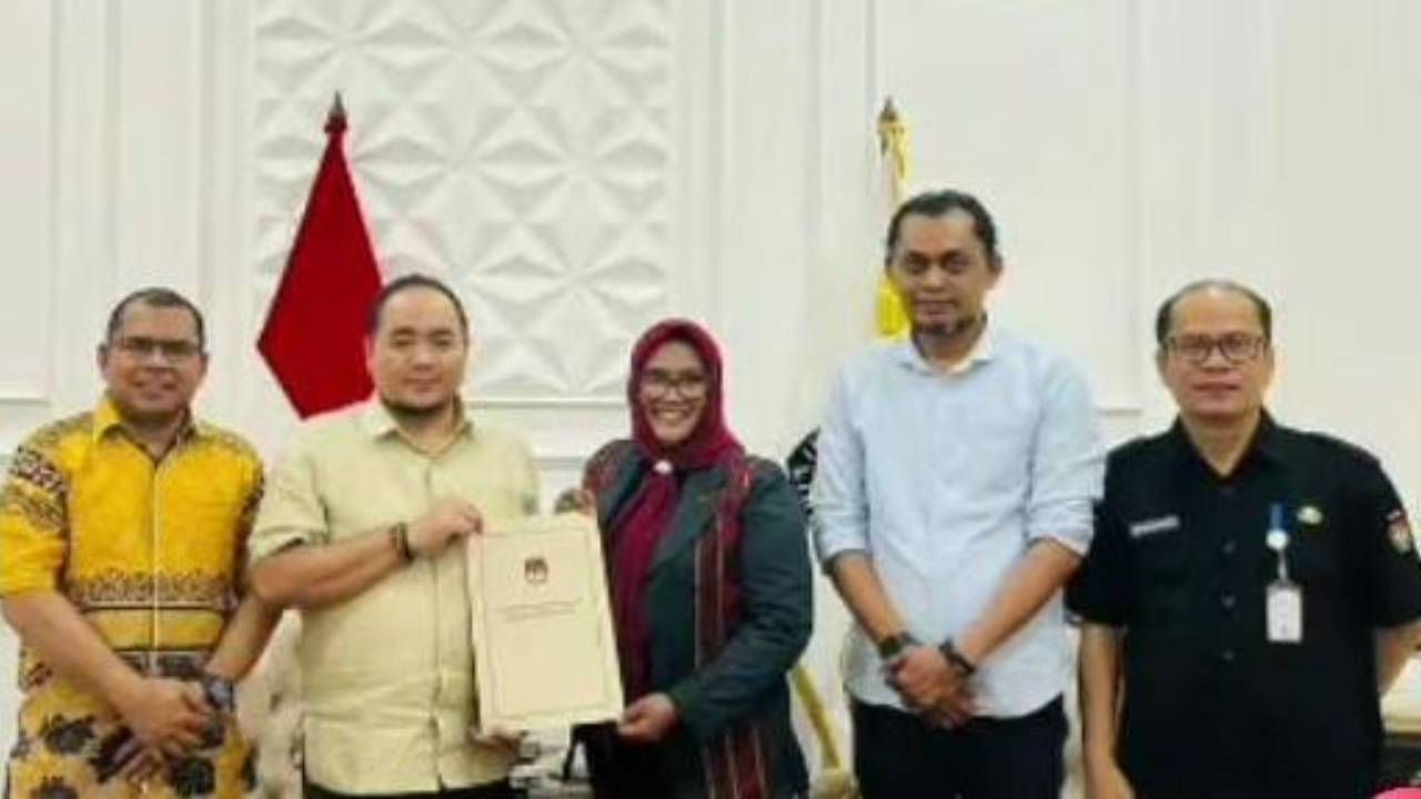 Suprihaty Prawaty Nengtias Sah Jabat Ketua KPU Sultra, Penyerahan SK hanya Dihadiri Dua Komisioner