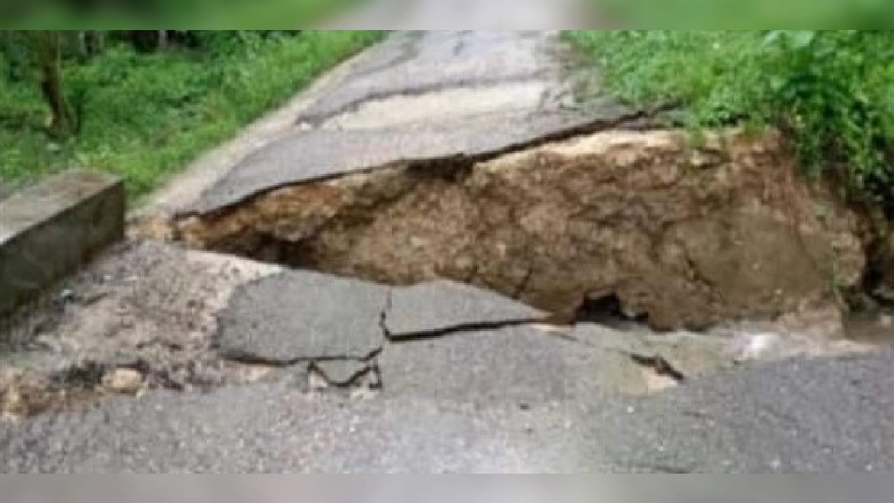 Tanah Ambles Putus Jalan Utama Dua Desa di Buton