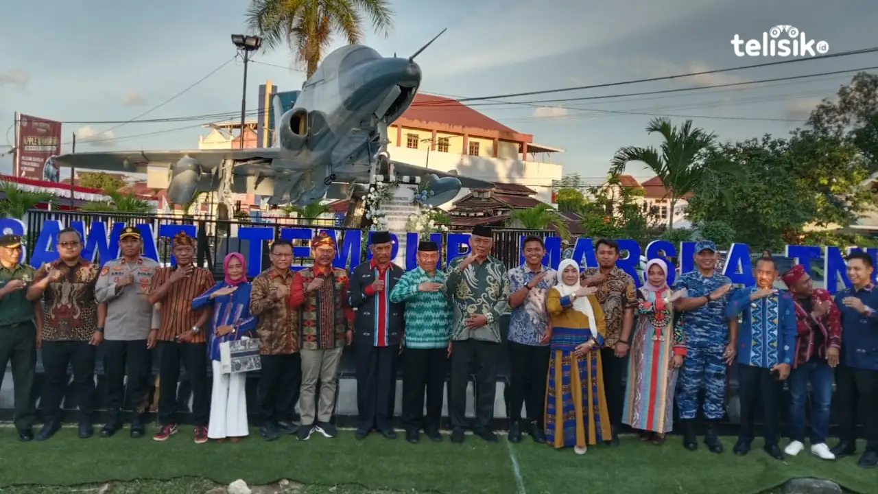 Bangun Pakai Dana Pribadi, Istri Alm La Ode Barhim Hibahkan Monumen Pesawat Tempur ke Pemkab Muna