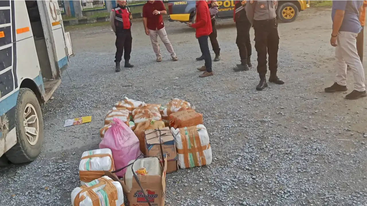 Belasan Jeriken Arak Muna Gagal Beredar di Kota Kendari, Pengiriman Lewat Mobil Damri