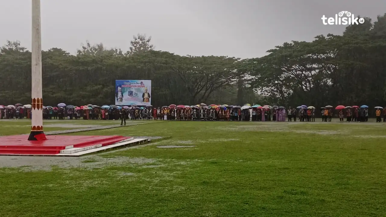 Diguyur Hujan, Kepala OPD Tetap Bertahan di Upacara HUT ke-66 Kabupaten Muna