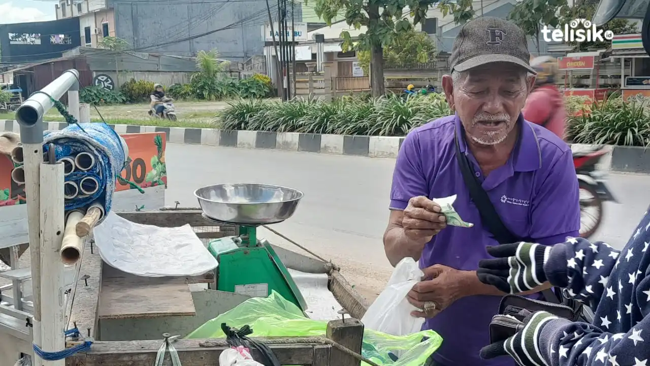 Foto Humanis: Perjuangan Kakek 70 Tahun Menjual Buah
