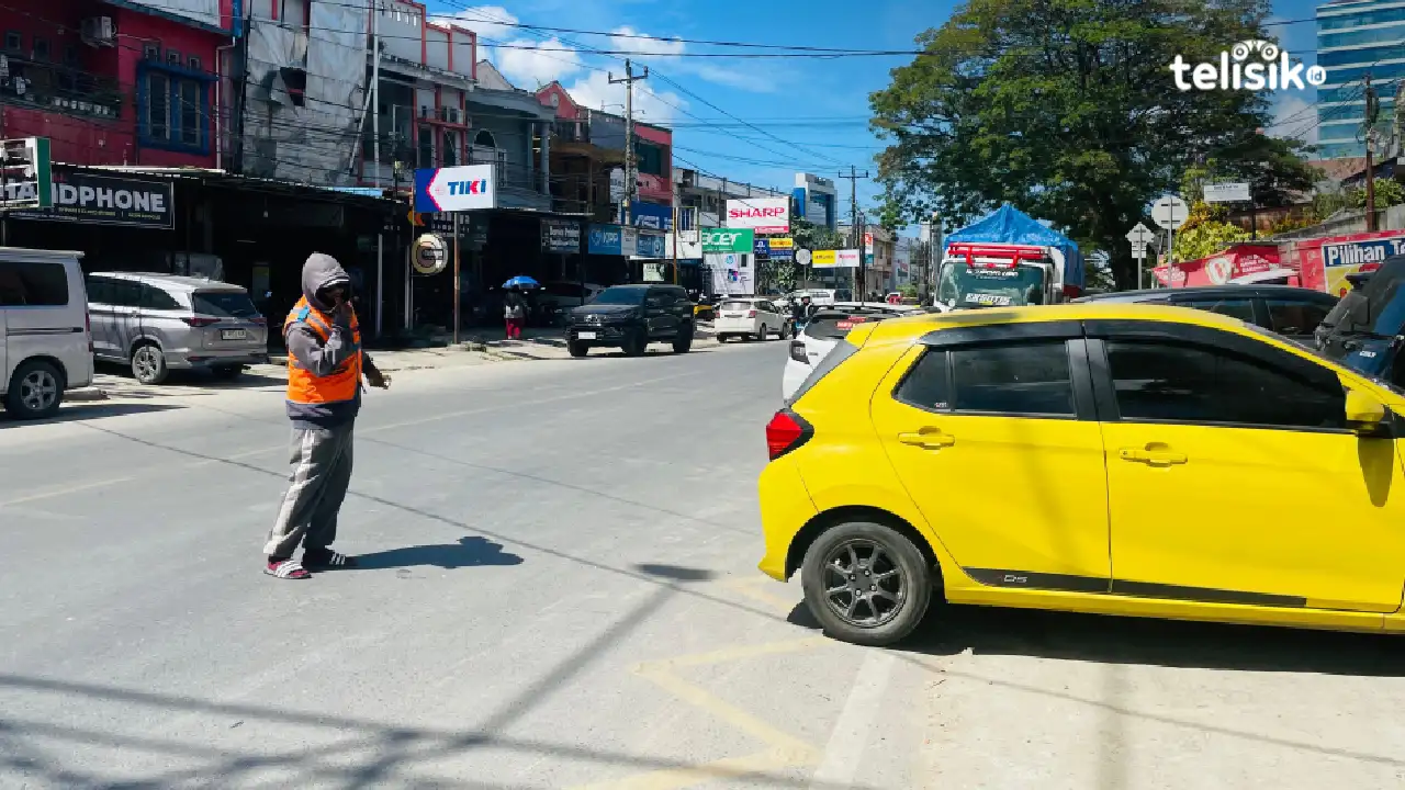 Kehidupan Juru Parkir di Mandonga Kendari Bekerja untuk Kehidupan Sehari-hari
