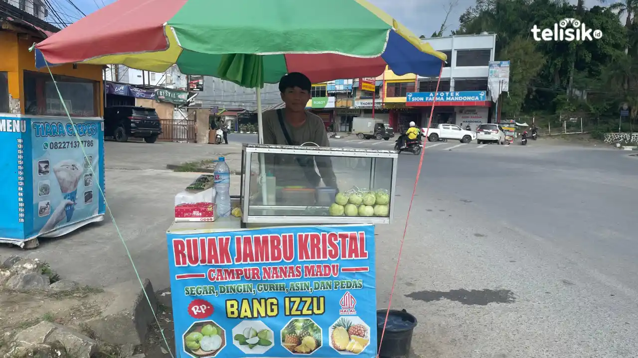 Kesulitan Kerja, Pemuda Asal Sumatera Selatan Pilih Berjualan Rujak di Kota Kendari