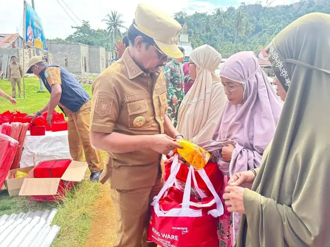 Korban Angin Puting Beliung di Sulaho Kolaka Utara Terima Bantuan Bupati