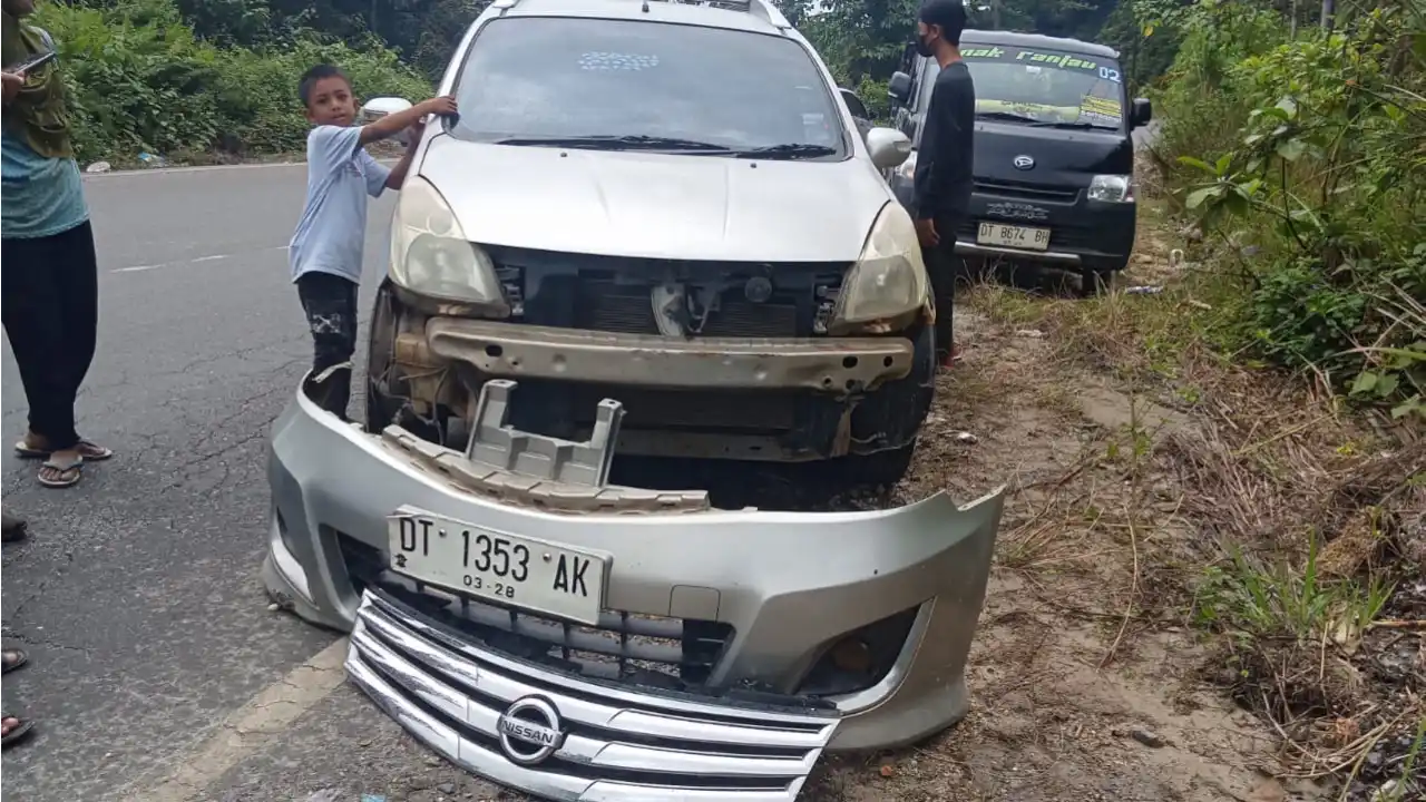 Lakalantas di Wolasi, Mobil Nissan Livina Rusak Parah Usai Disalip Pick Up yang Dikemudikan Wanita