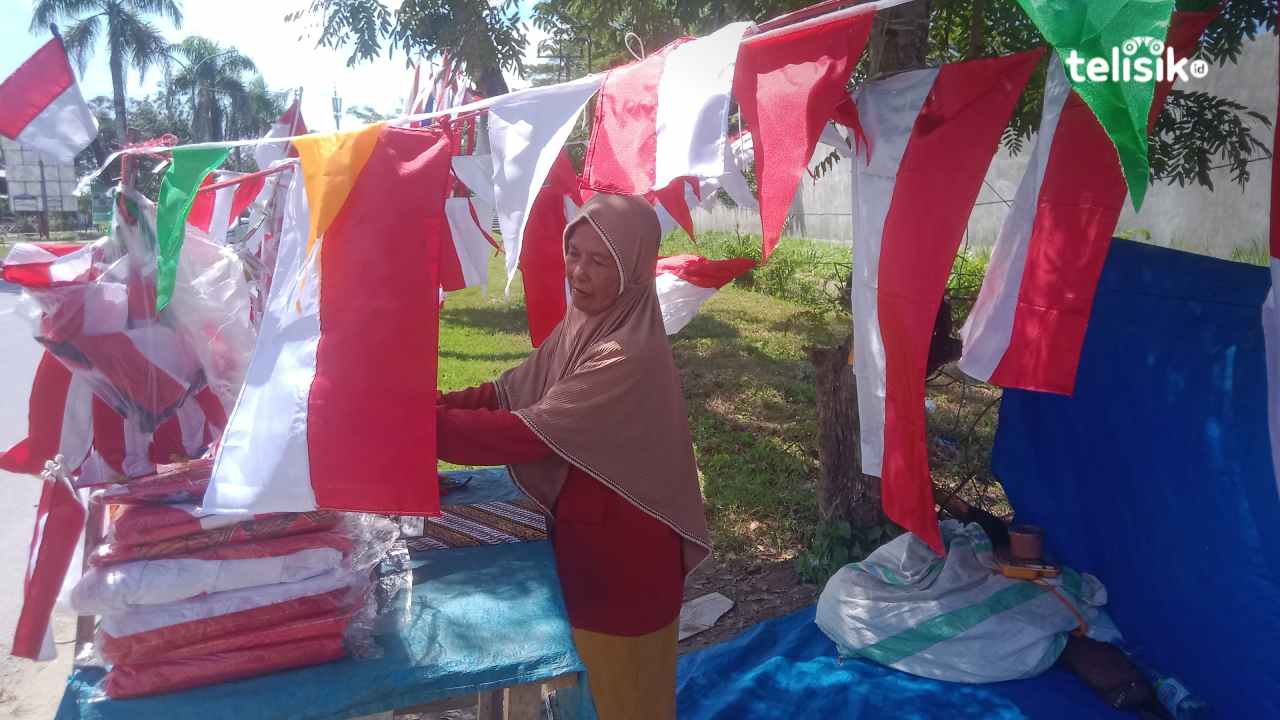 Menjelang HUT ke-80 RI, Pernak-Pernik Merah Putih di Kendari Mulai Dijual