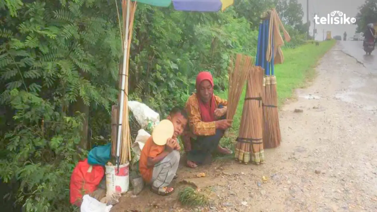 Nenek Nur Hidayat Si Penjual Sapu Keliling, Kadang hanya Dapat Rp 10 Ribu Sehari