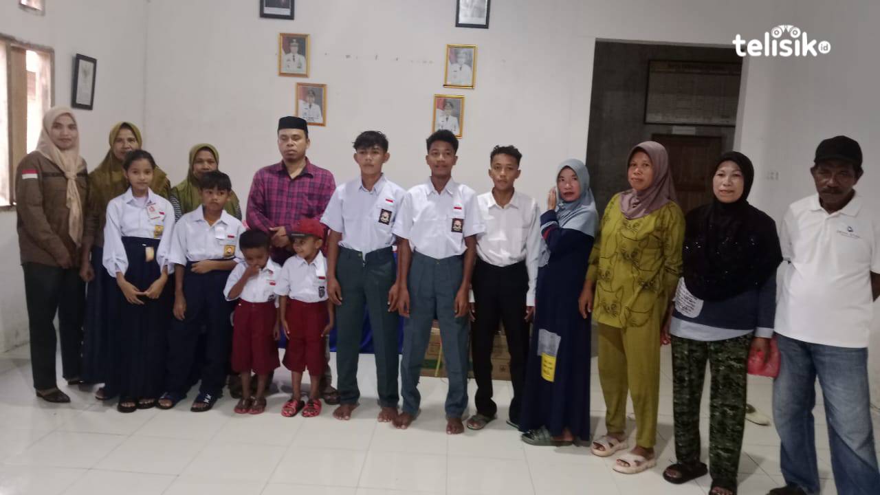 Pemdes Ghone Bhalano Muna Beri Seragam Sekolah dan Buku Tulis Gratis untuk 159 Siswa