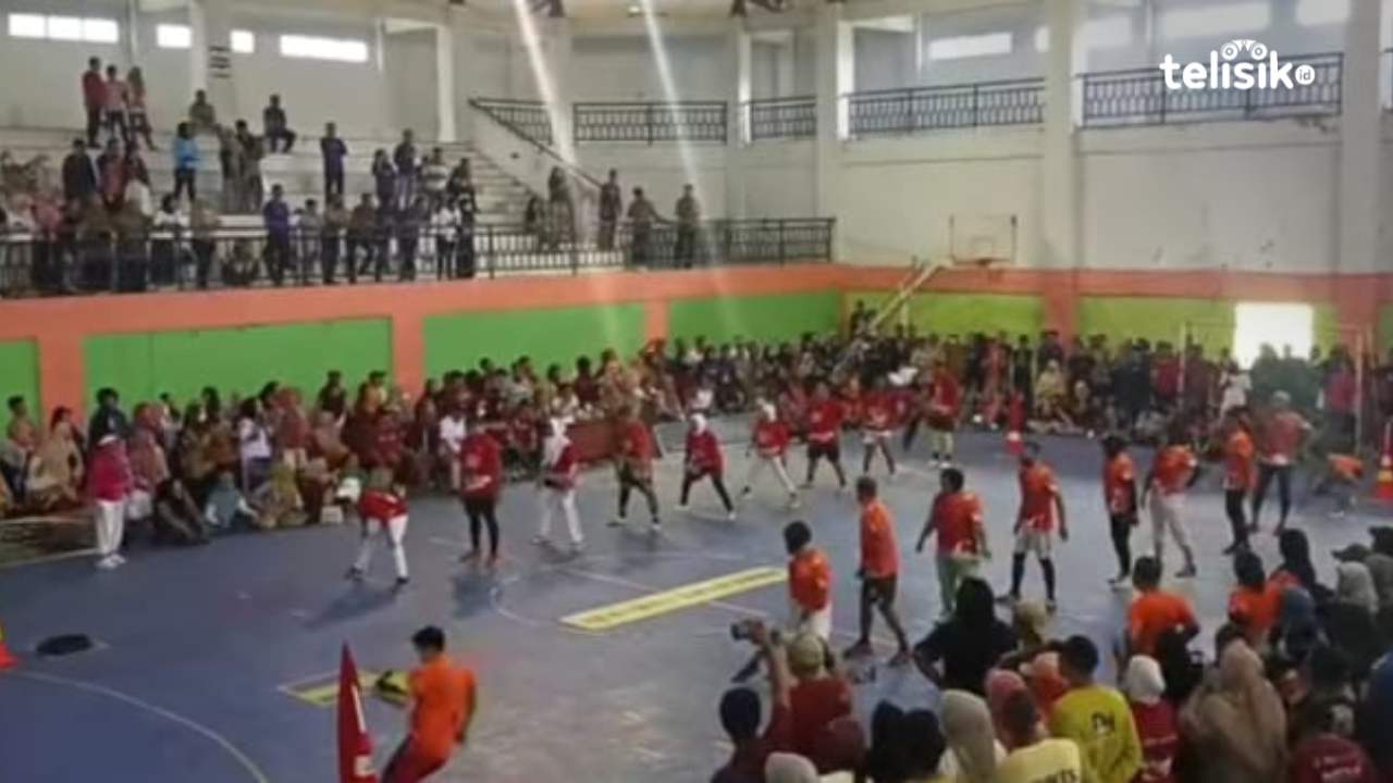 Pemkab Muna Mulai Meriahkan HUT ke-80 RI, Lombakan Bola Gotong sebagai Simbol Kekompakan dan Loyalitas