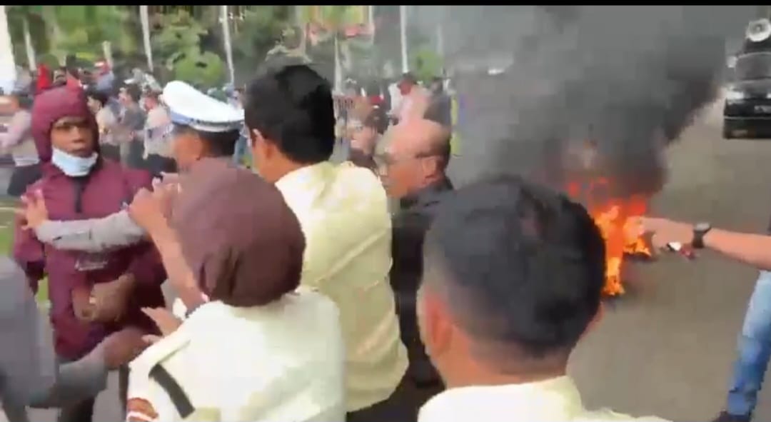 Ricuh Demo Tolak Perpanjangan Jabatan Rektor UHO Zamrun Firihu, Mahasiswa Ajukan Delapan Tuntutan dan Minta Libatkan KPK