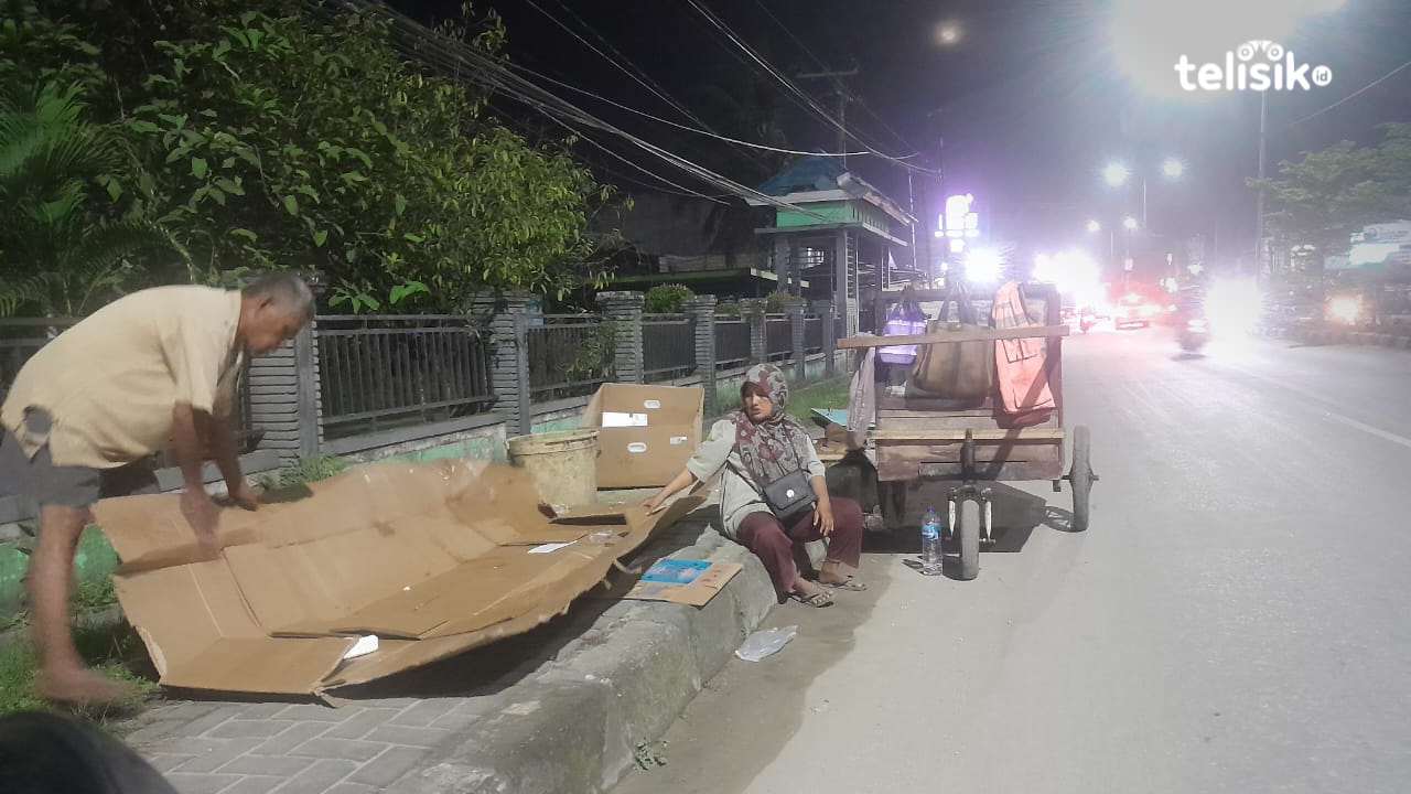 Suami Istri Warga Kendari Saban Hari Berjalan Mencari Barang Rongsokan demi Kebutuhan Hidup Keluarga