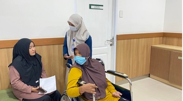 Tak Pernah Absen Dampingi Ibu Berobat, Kisah Nenri Buktikan Manfaat JKN bagi Masyarakat Kecil