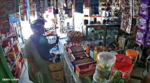 Wanita Berdaster di Kendari Gasak Tabung Gas Elpiji 3 Kg Terekam CCTV