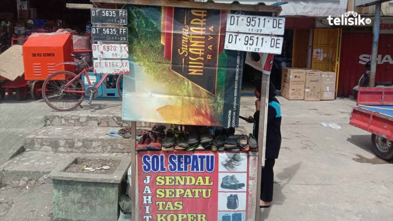 Cerita Tukang Sol Sepatu di Kendari Sekolahkan Anak hingga Kuliah dari Profesi Sederhana