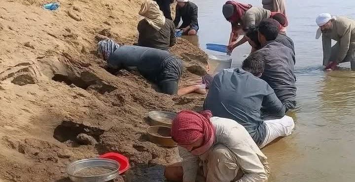 Heboh Pertanda Kiamat, Debit Sungai Eufrat Mulai Susut dan Warga Sekitar Kumpul di Tepian Gundukan Emas