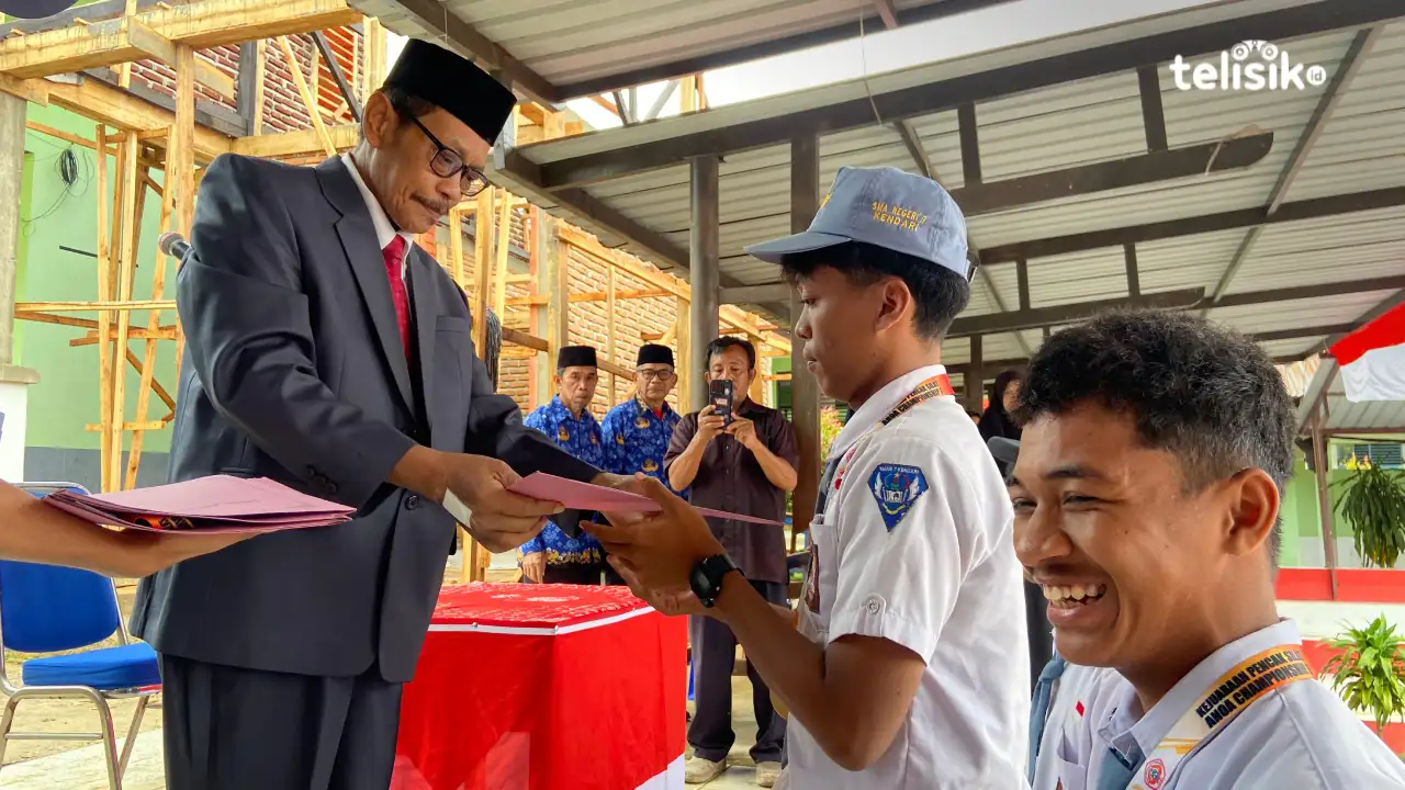 HUT ke-80 RI, SMAN 7 Kendari Beri Penghargaan Guru dan Siswa Berprestasi