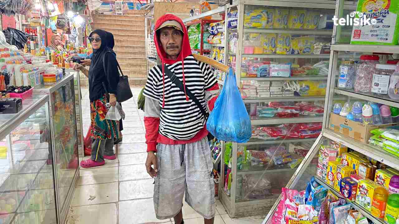 Oddo, Betah Puluhan Tahun sebagai Juru Pikul Barang di Pasar Mandonga Kendari