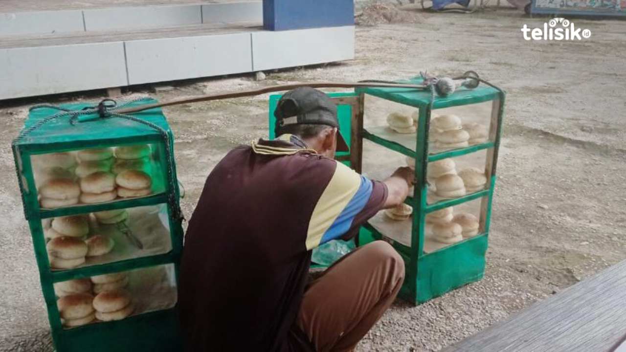Pria Jauh dari Jawa Keliling Puluhan Kilometer Jual Roti di Kendari