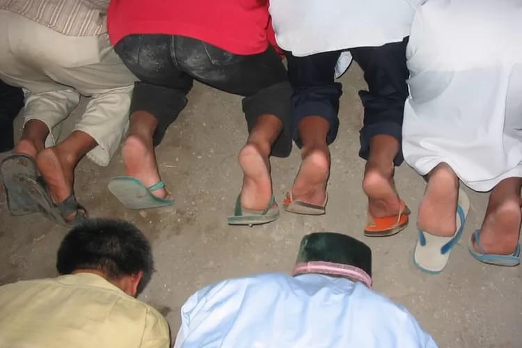 Salat Pakai Sepatu atau Sandal, Begini Penjelasan Dalilnya