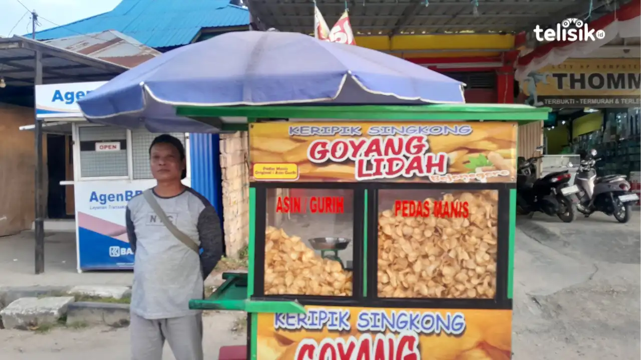 Termakan Omongan Tetangga, Pria dari Jawa Jual Keripik Goyang Lidah di Kendari