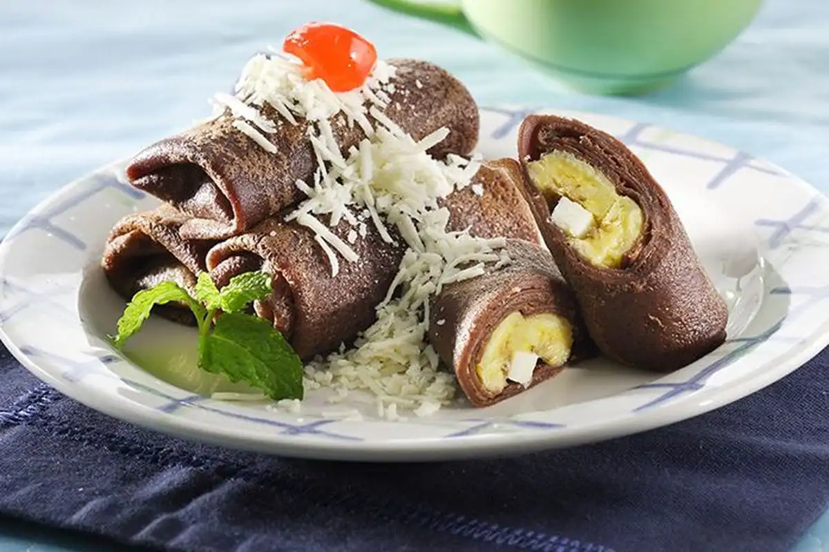 Nikmatnya Dadar Cokelat Isi Pisang: Camilan Manis yang Mudah Dibuat di Rumah