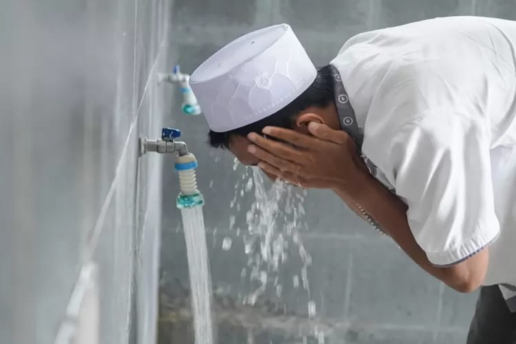 Pakai Skincare Lalu Wudhu, Sah atau Tidak? Begini Dalil Lengkapnya