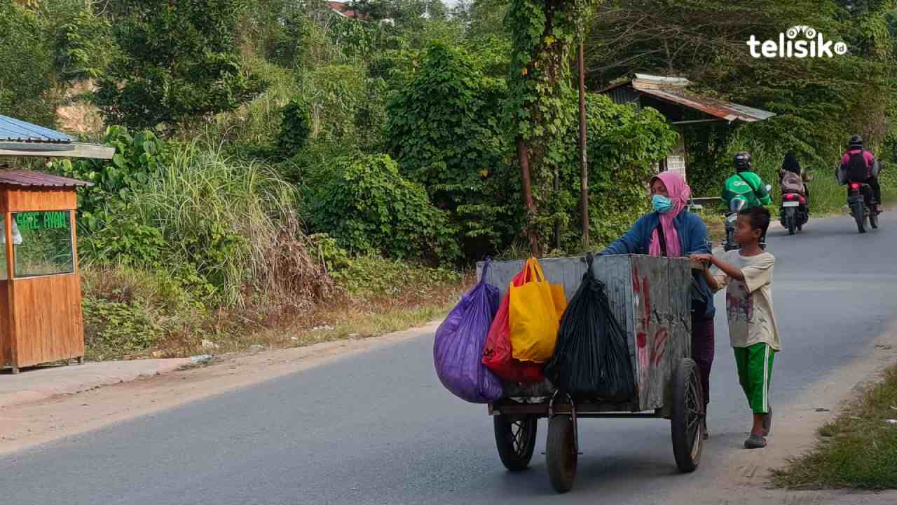 Panas dan Hujan jadi Teman Setia Ibu Pemulung di Kendari dalam Mengais Rejeki