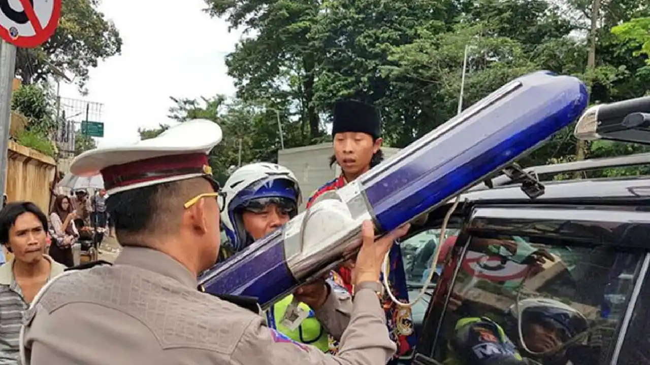 Ribut Pengguna Strobo dan Sirine Bukan Prioritas, Begini Aturan Kendaraan Berhak Gunakan