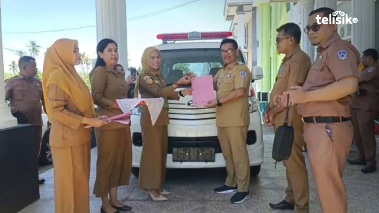 Serahkan 10 Unit Ambulance ke Puskesmas, Wabup Muna Minta Jangan Disalahgunakan