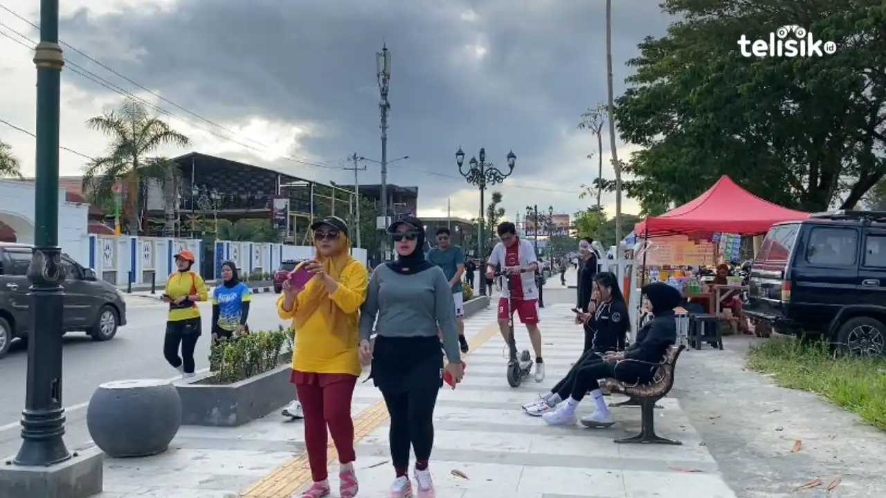 Warga Kendari Tetap Berolahraga di Tengah Hiruk Pikuk Demonstrasi