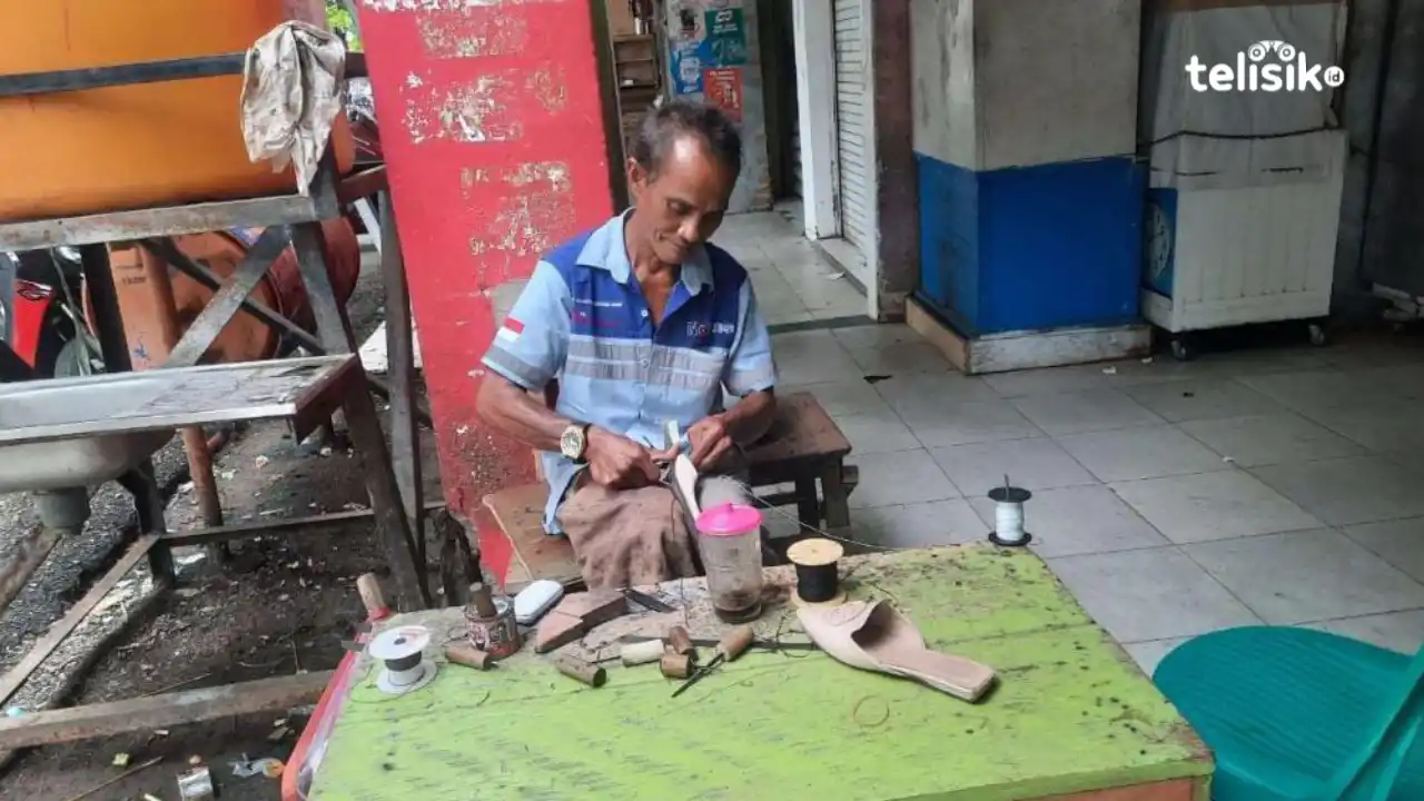 25 Tahun Mengais Rezeki dari Usaha Jahit Sepatu di Kota Kendari