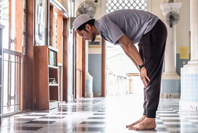 Bolehkah Salat Sambil Menutup Mata? Begini Pendapat Ulama