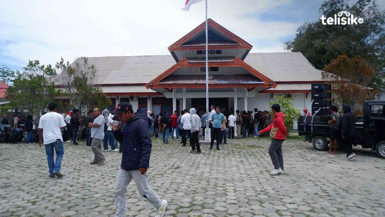 Diserang Isu Negatif, Bupati Buton Selatan Muhammad Adios Didukung Massa APBSB