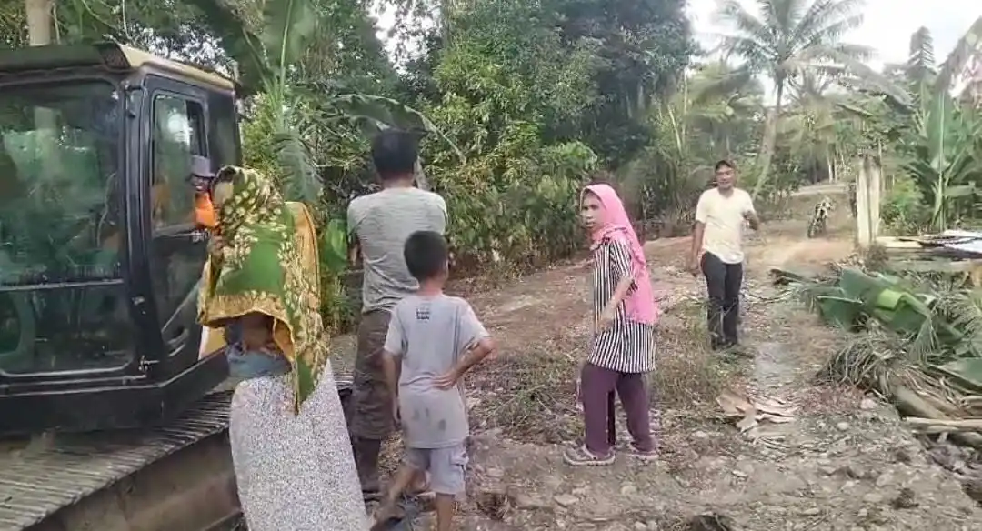 Emak-emak di Kolaka Utara Ngamuk Tak Terima Kebun Miliknya Tergusur Proyek Jalan