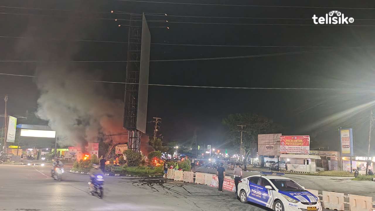 Hingga Malam Hari Ratusan Warga masih Blokir Jalan Tapak Kuda Kendari Sambil Bakar Ban