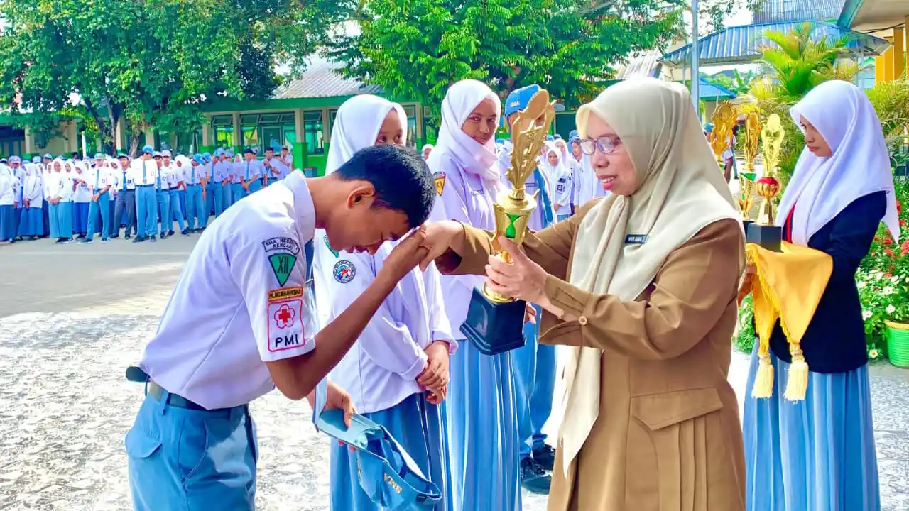 Kepala SMAN 2 Kendari Serahkan Seragam Gratis Bantuan Gubernur Sulawesi Tenggara pada 80 Siswa