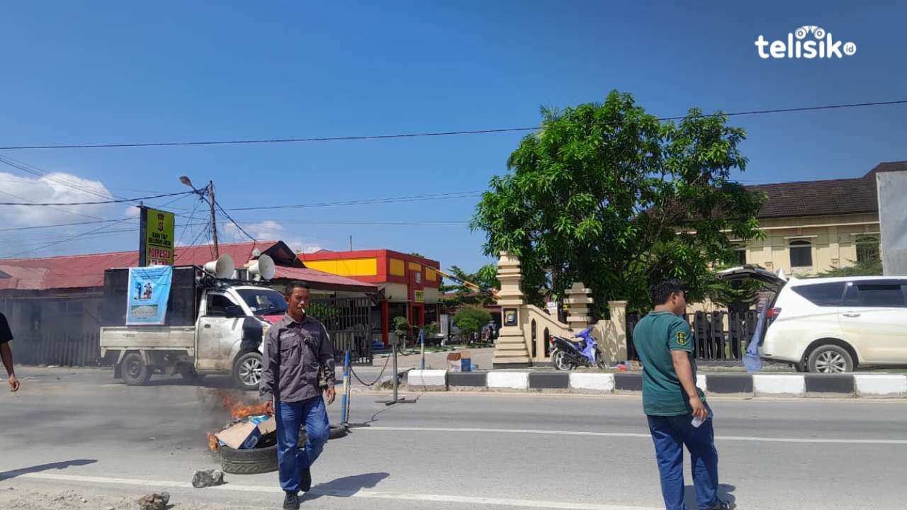 Massa Blokir Jalan di Depan Mapolres Kendari, Kepolisian dan Kejaksaan Dinilai Konspirasi Kriminalisasi Tokoh Masyarakat