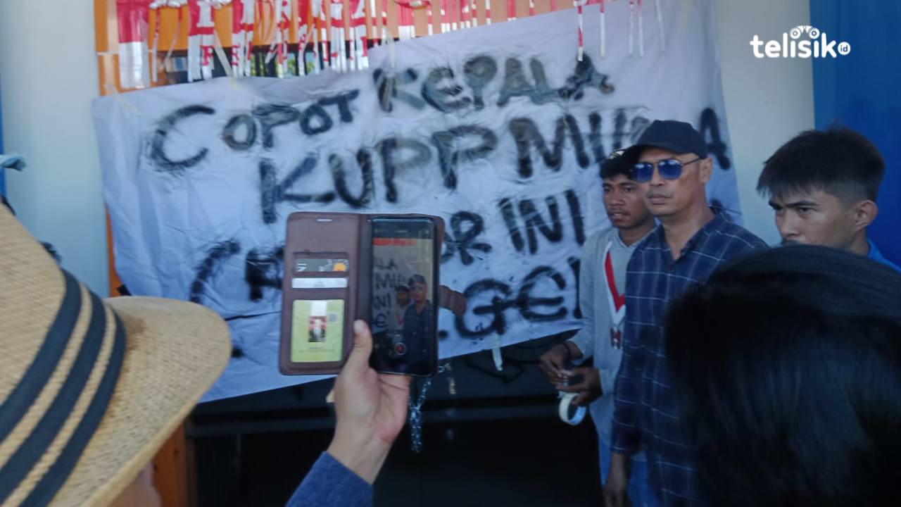 Massa Gerakan Muna Raya Bersatu Terobos Penjagaan Polisi dan Segel Kantor UPP Raha