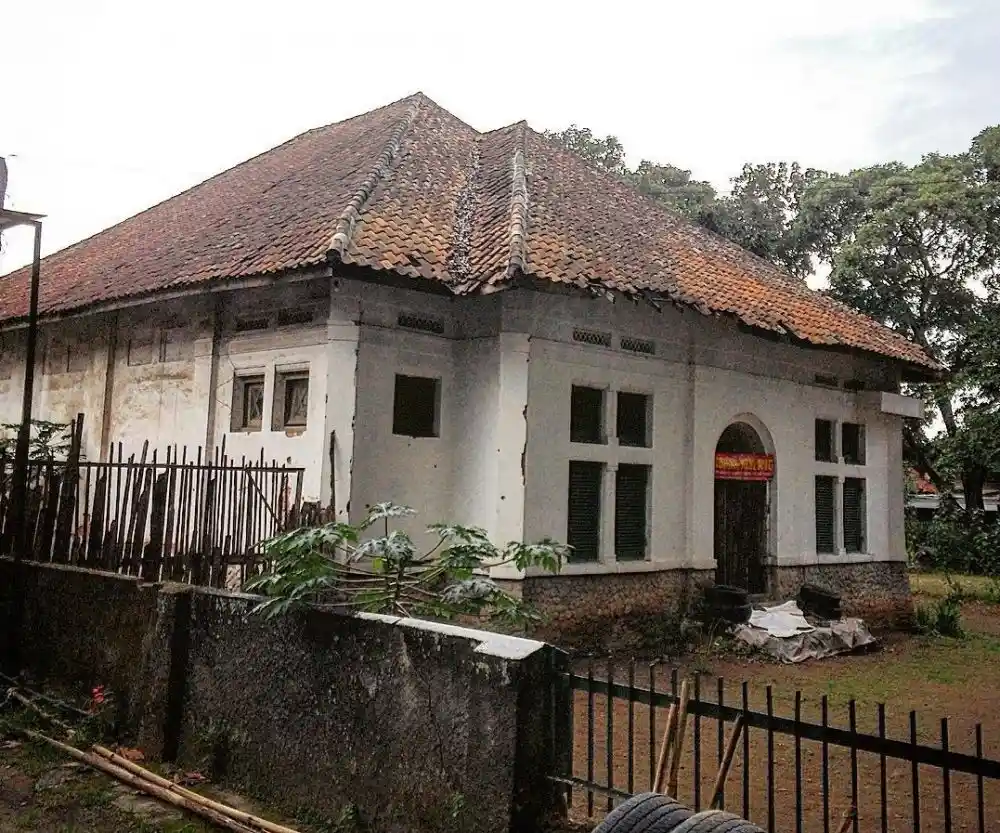 Mistik: Tidur Nyenyak Berubah Mimpi Buruk, Teror Kuntilanak Ganggu Dua Buruh di Rumah Dinas Lama