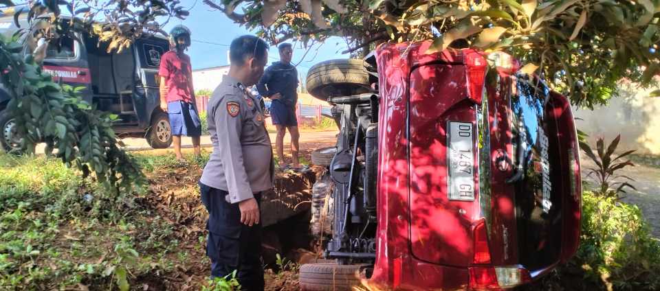 Mobil Daihatsu Xenia Terbalik Usai Seruduk Pagar Rumah Warga di Kolaka